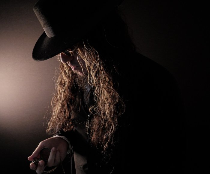 Nóis'Y Vendel inventa o “rock baiônico” falando de assombrações em single novo