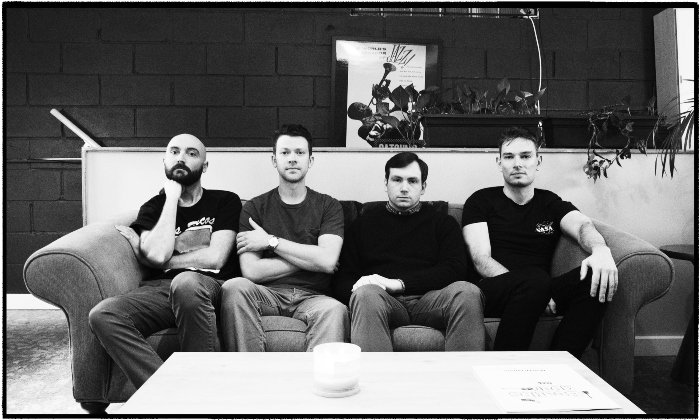 "Too late": Earthquake Lights transforma fim de relacionamento em pop adulto